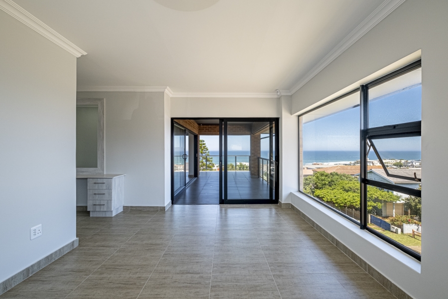 4 Bedroom Property for Sale in Wavecrest Eastern Cape